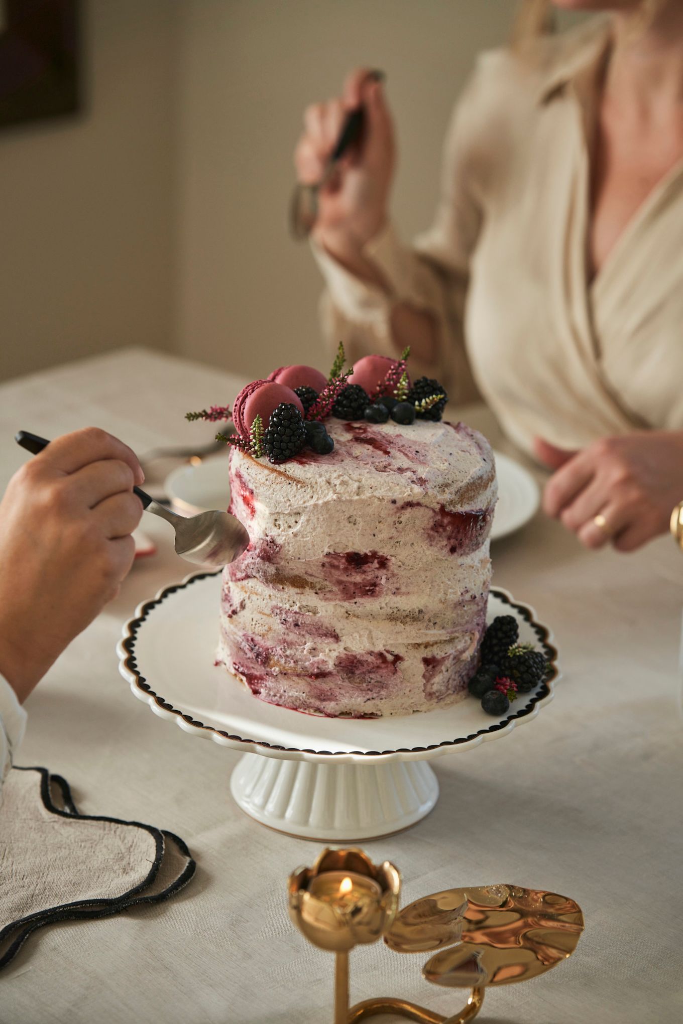 Celebra el Galentine's Day con una fiesta del té. Aquí puedes ver una tarta especial para el Galentine's Day con frutas de temporada y macarons.