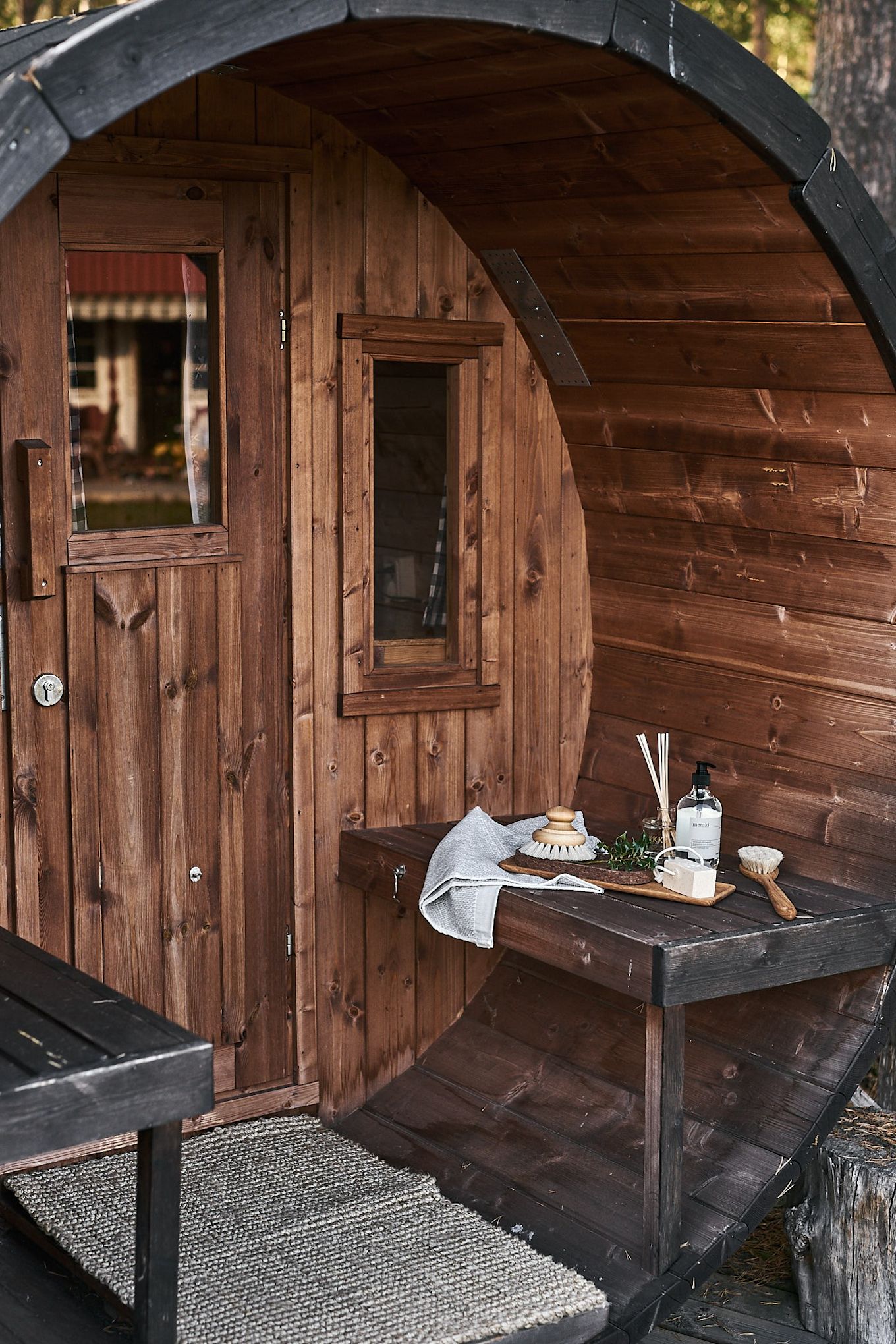 Cosas del estilo de vida escandinavo que necesitas probar este invierno: reúne todo lo que necesitas para una sauna y disfruta de una tarde de invierno.