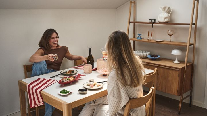 Con porcelana, vidrio, detalles y textiles de Byon podrás crear una deliciosa cena de sushi a mitad de semana. Coloca la mesa con porcelana fina, servilletas y vasos elegantes para agregar un toque dorado a la vida cotidiana.