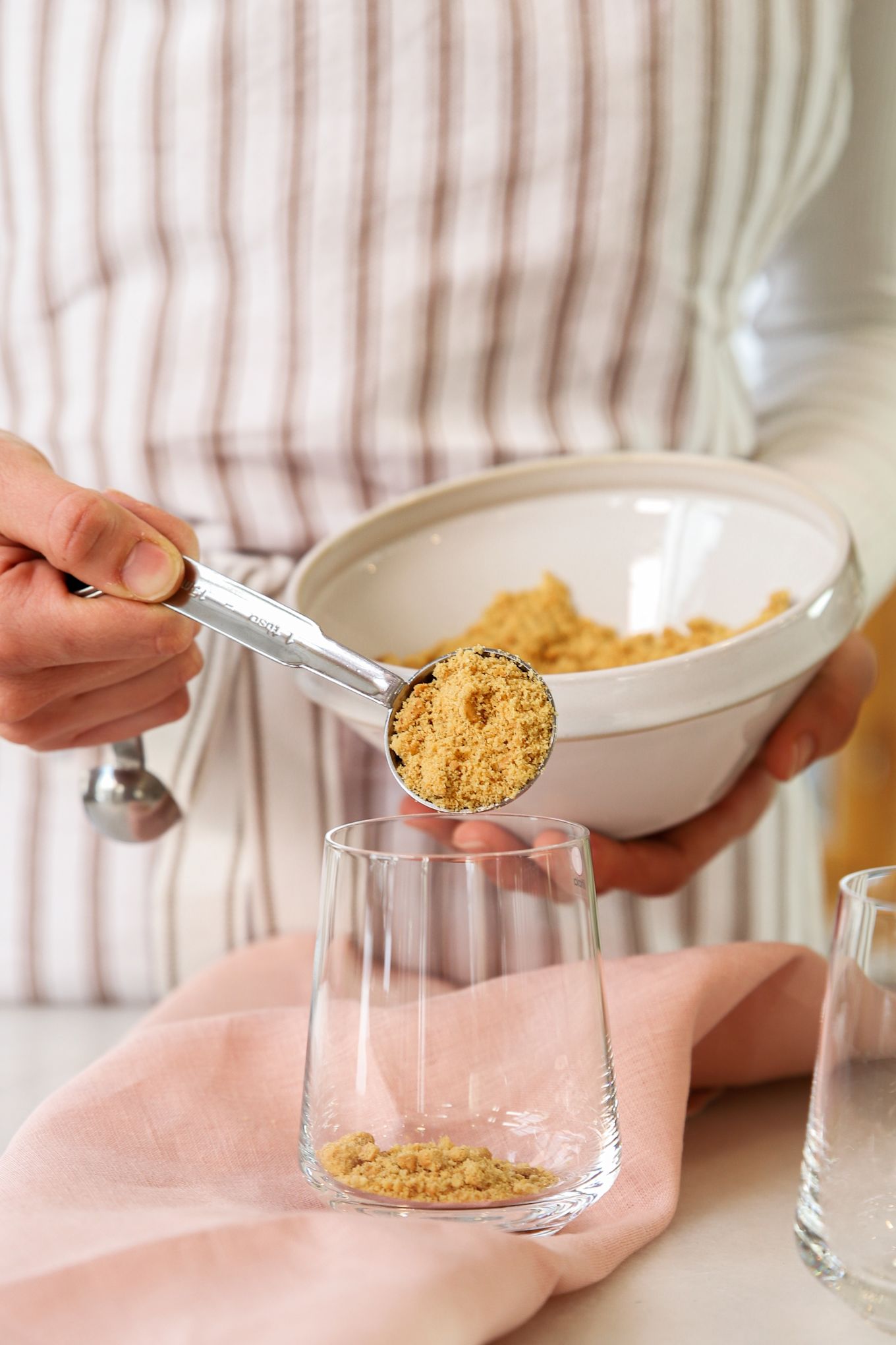 Baka med Frida para el Año Nuevo: 3 postres festivos de chocolate. Aquí ves el set de
medición De Buyer y el vaso para beber Iittala Essence.