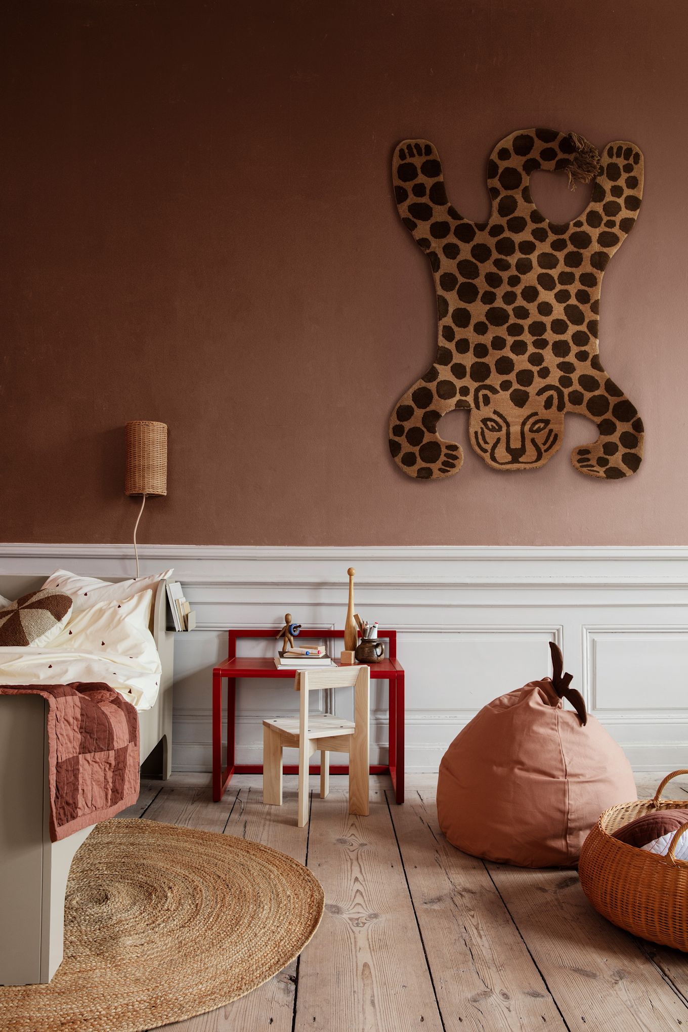 Otro mueble muy popular para decorar la habitación infantil es el puf, perfecto para momentos acogedores y al mismo tiempo un detalle decorativo. Aquí el puf Pear en color dusty rose de Ferm Living.