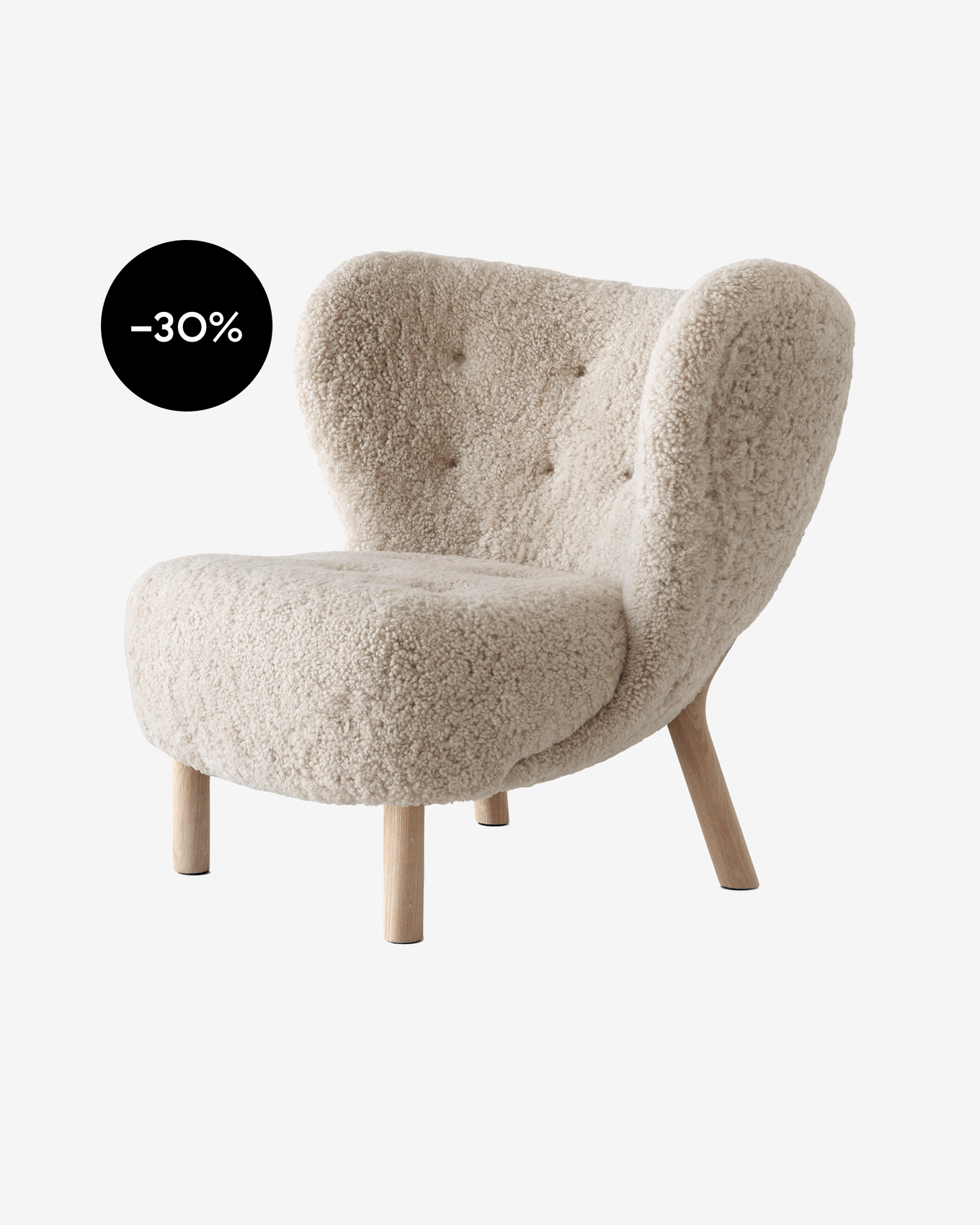 Sillón de piel de oveja sintética beige claro con respaldo capitoné y patas de madera, mostrando una etiqueta negra de -30% de descuento.