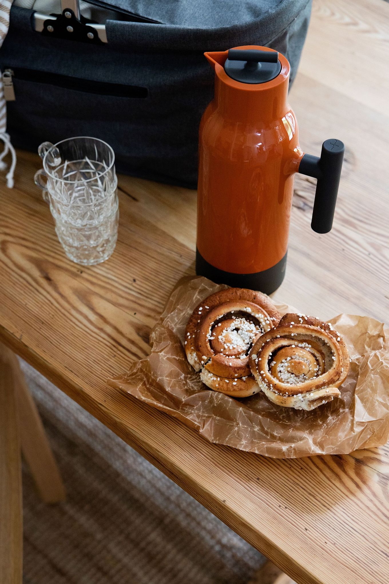 Si te diriges a un paseo más largo por el bosque, preparar comida para llevar también debería estar en lo más alto de tu lista de tareas para el otoño. Preparar bollos de canela y el termo Accent junto con las tazas de picnic de Sagaform, para que puedas hacer una pausa en el camino.