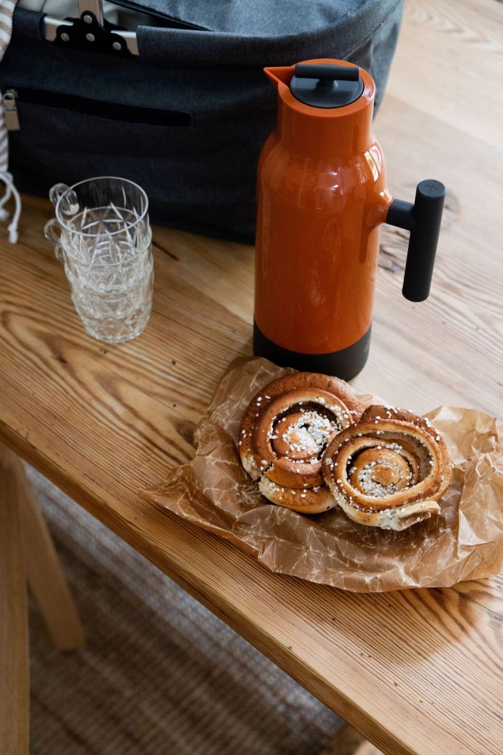 Si te diriges a un paseo más largo por el bosque, preparar comida para llevar también debería estar en lo más alto de tu lista de tareas para el otoño. Preparar bollos de canela y el termo Accent junto con las tazas de picnic de Sagaform, para que puedas hacer una pausa en el camino.