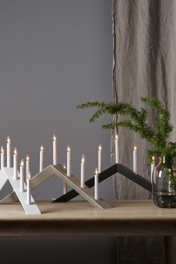 Inspírate con elegantes candelabros de adviento para la Navidad: aquí ves el tradicional y hermoso candelabro Sky en madera oscura y clara de Scandi Living.