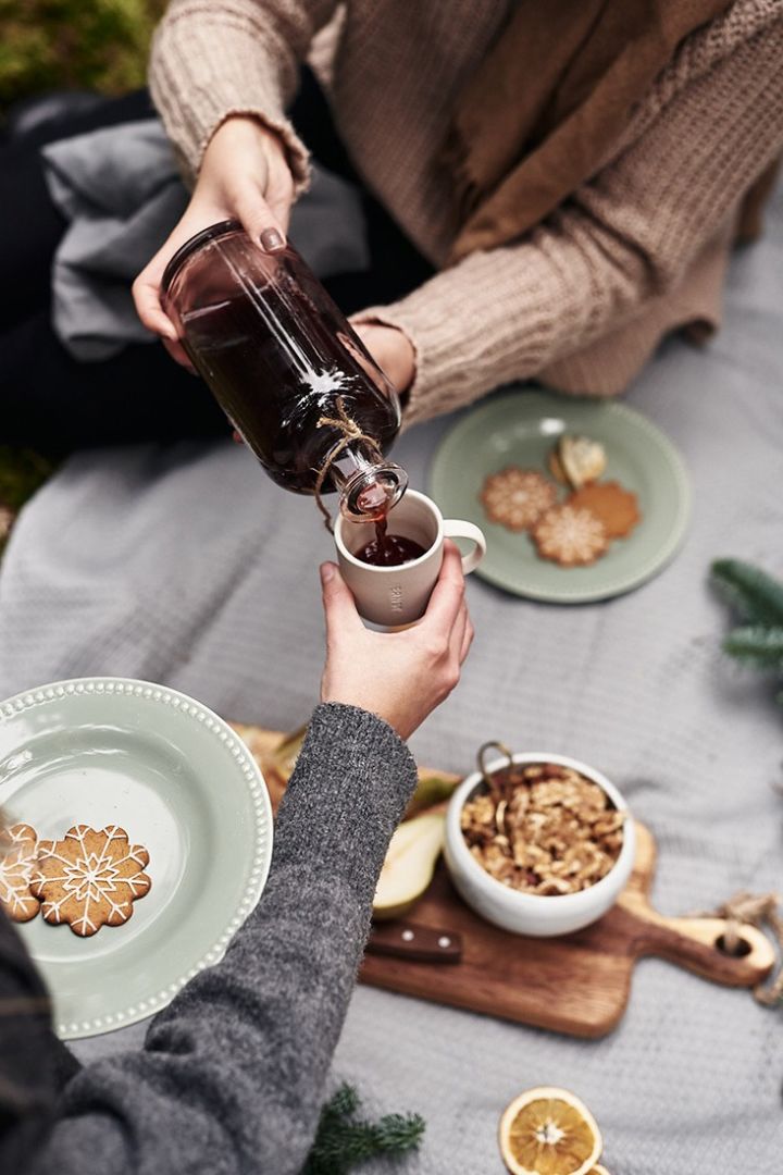 Disfruta de vino caliente con pan de jengibre y nueces en el bosque.