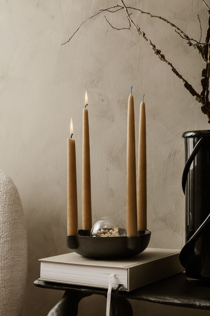 Inspírate con bonitos candelabros de adviento para la Navidad: aquí ves el elegante y versátil candelabro de adviento Luna en madera y negro de Applicata.