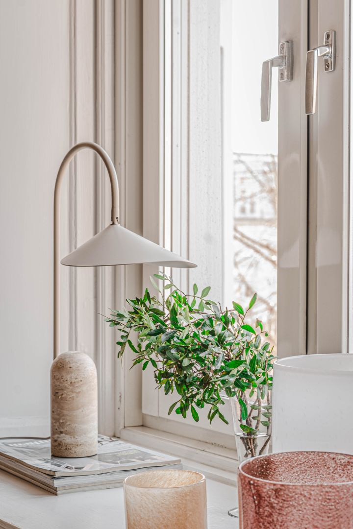 Decora el alféizar de la ventana: inspírate en la casa del influencer @hannesmauritzson, donde la lámpara de mesa Arum de ferm LIVING crea una sensación acogedora.