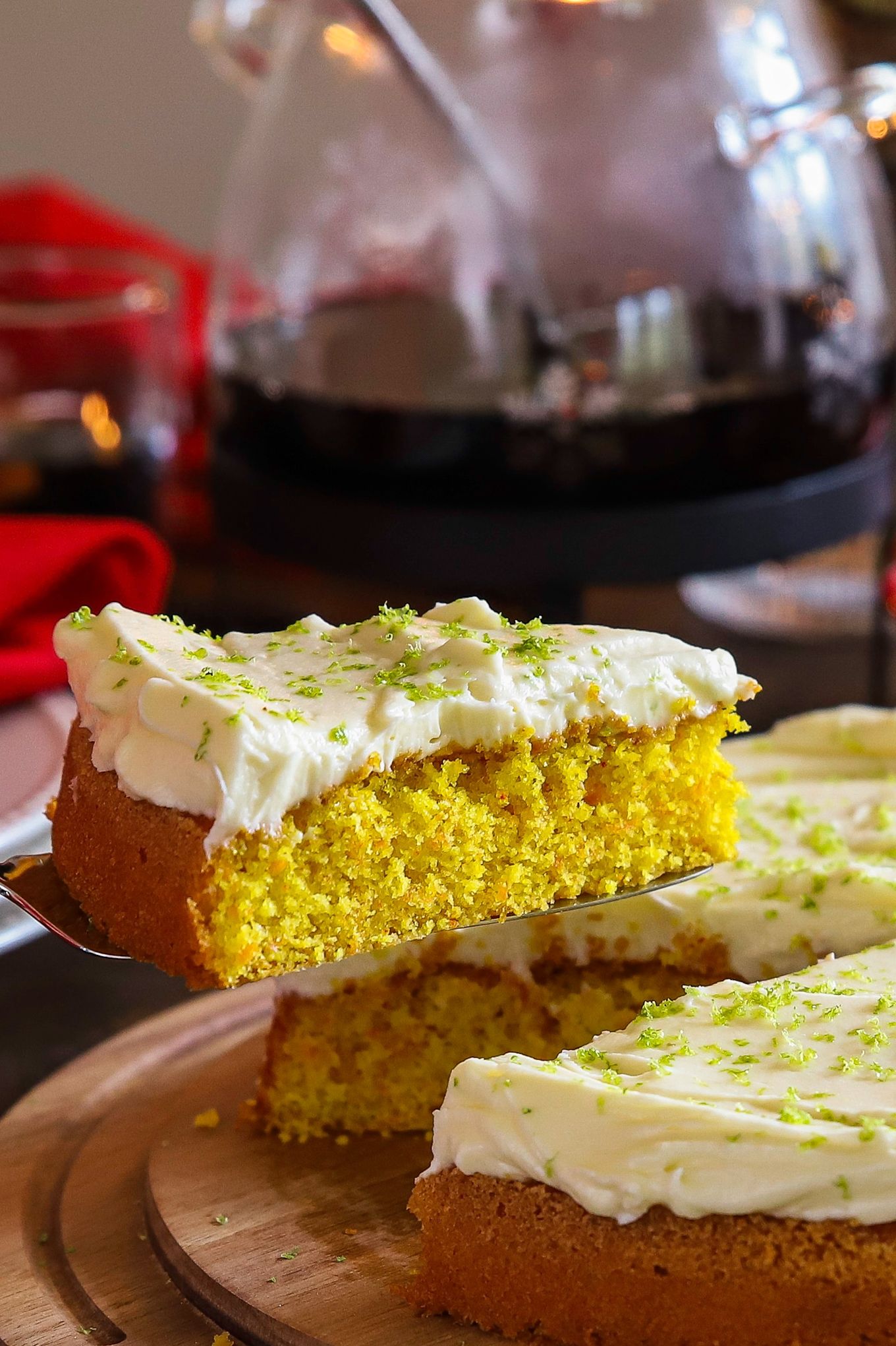 Los consejos de Baka med Frida sobre recetas navideñas sencillas incluyen una tarta de zanahoria con azafrán y glaseado de vainilla, que se sirve en una elegante tabla de cortar de Staub. Foto: Frida Skattberg.