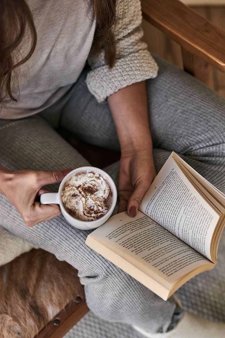 Cosas del estilo de vida escandinavo para probar este invierno: leer un libro junto al fuego con la taza Fossil de Scandi Living.