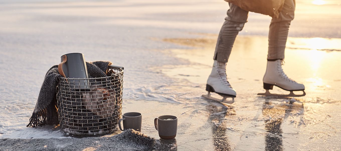 Cosas del estilo de vida escandinavo para probar: patinar sobre un lago, lleva tu cesta korbo y un termo de café y disfruta de un día en el hielo.