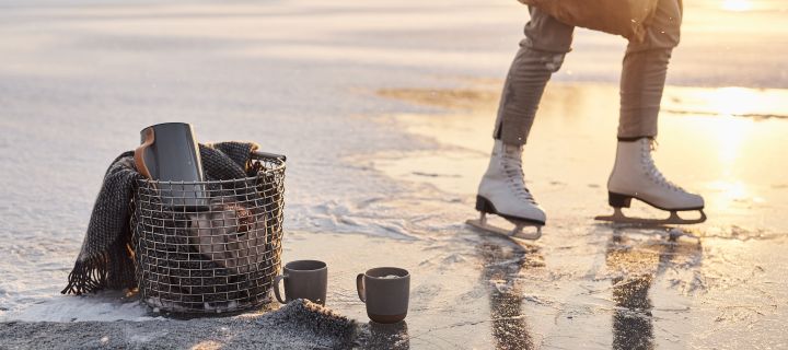 Cosas del estilo de vida escandinavo para probar: patinar sobre un lago, lleva tu cesta korbo y un termo de café y disfruta de un día en el hielo.