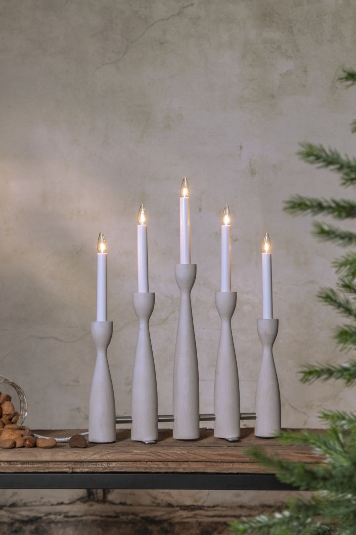 Inspírate con elegantes candelabros de adviento para la Navidad: aquí ves el sencillo y estilizado candelabro de adviento rectangular Ernst en negro.