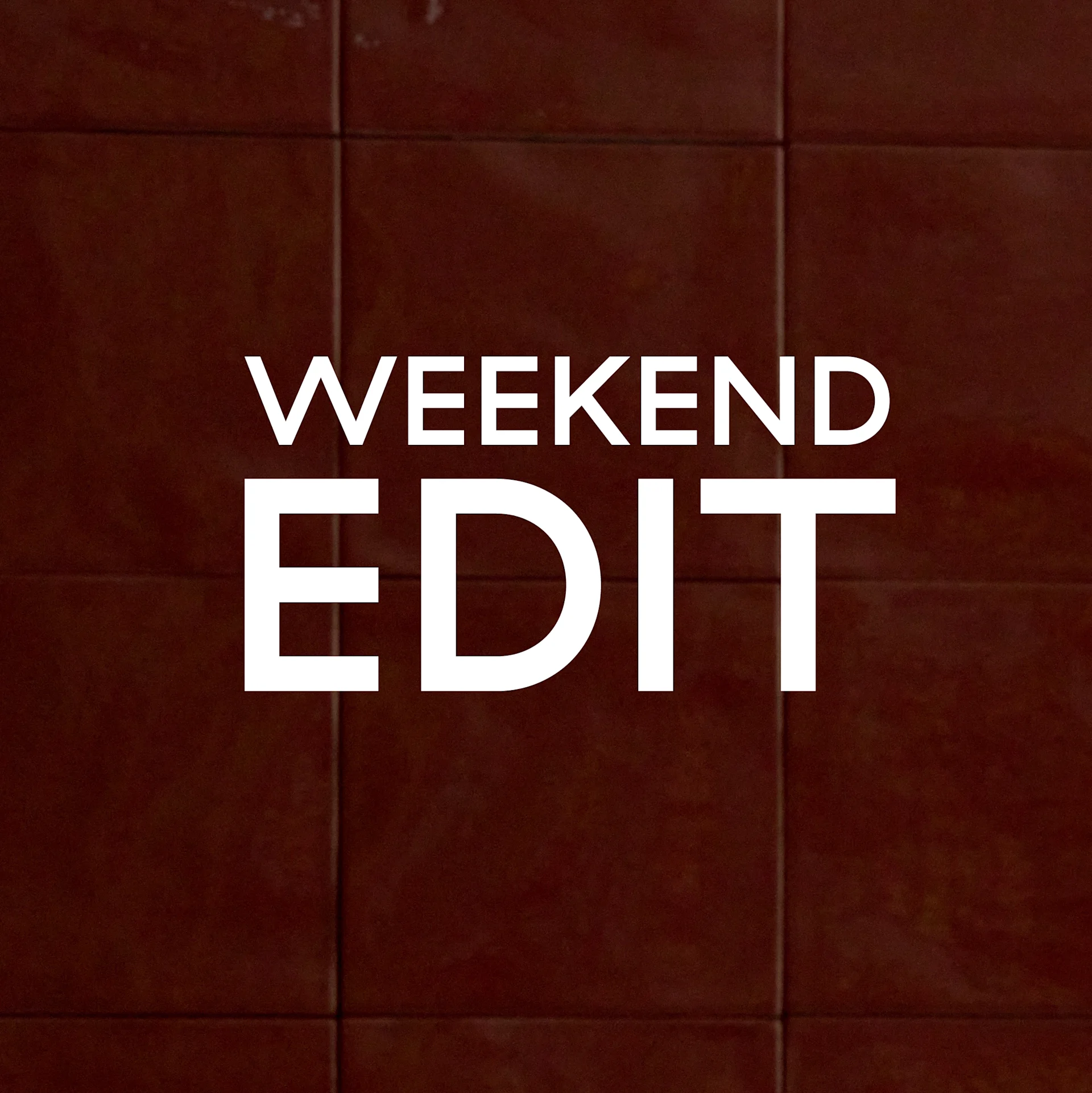 Dos sillas con asientos de mimbre, una de madera clara, otra negra, sobre un suelo de madera. Texto: "Weekend Edit, Hasta 50%"