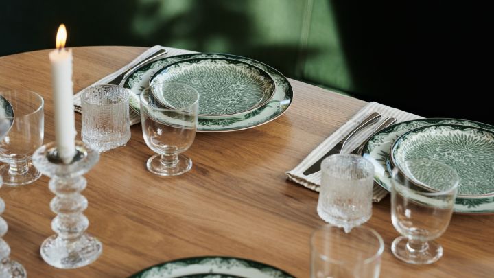 Aquí puedes ver los bonitos platos Ostindia en verde en una decoración de mesa al estilo de un restaurante.