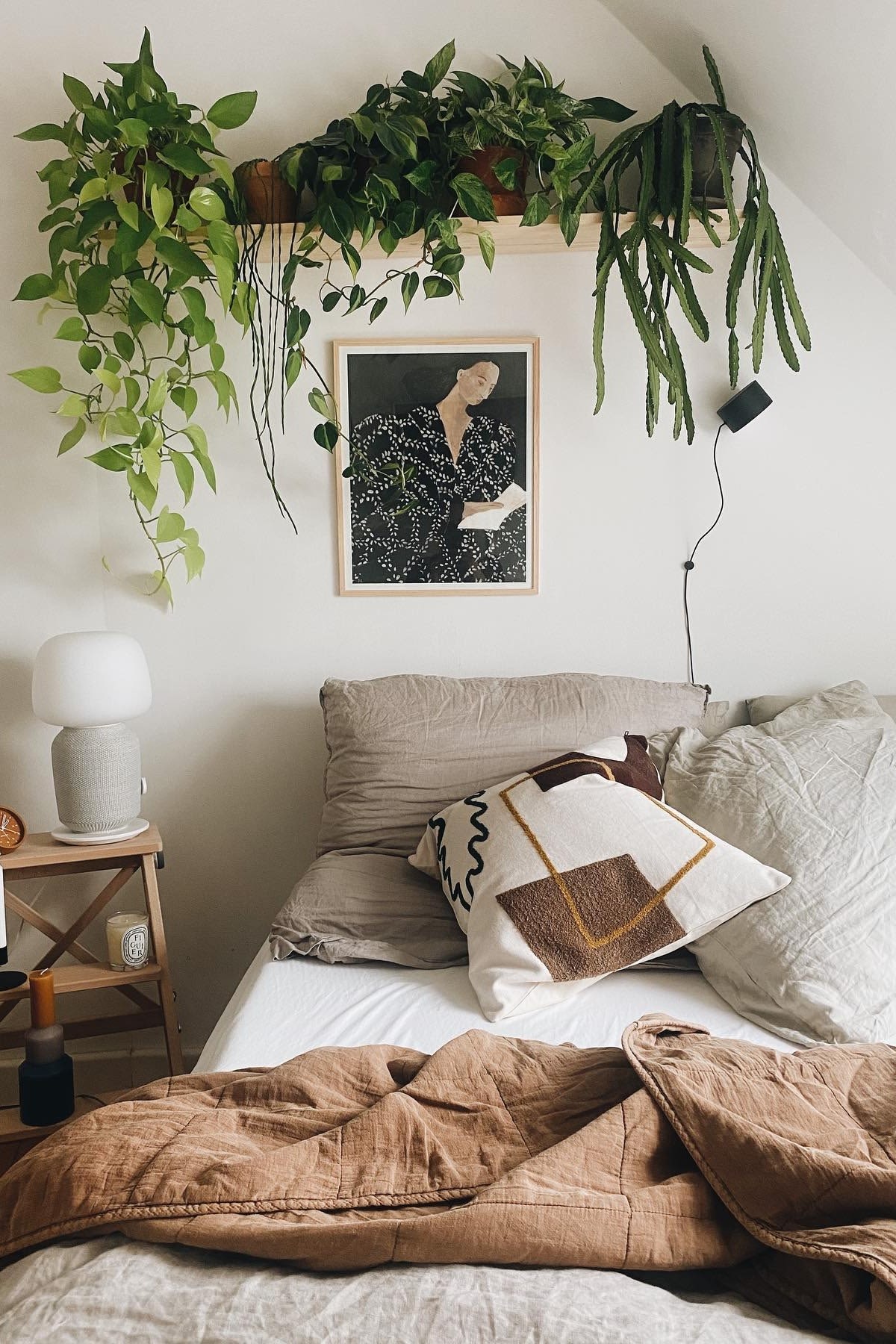 Boho y otros estilos de decoración: crea un dormitorio acogedor como el de la usuaria de Instagram @unterm.dach con plantas y diferentes tonos de marrón y beige.