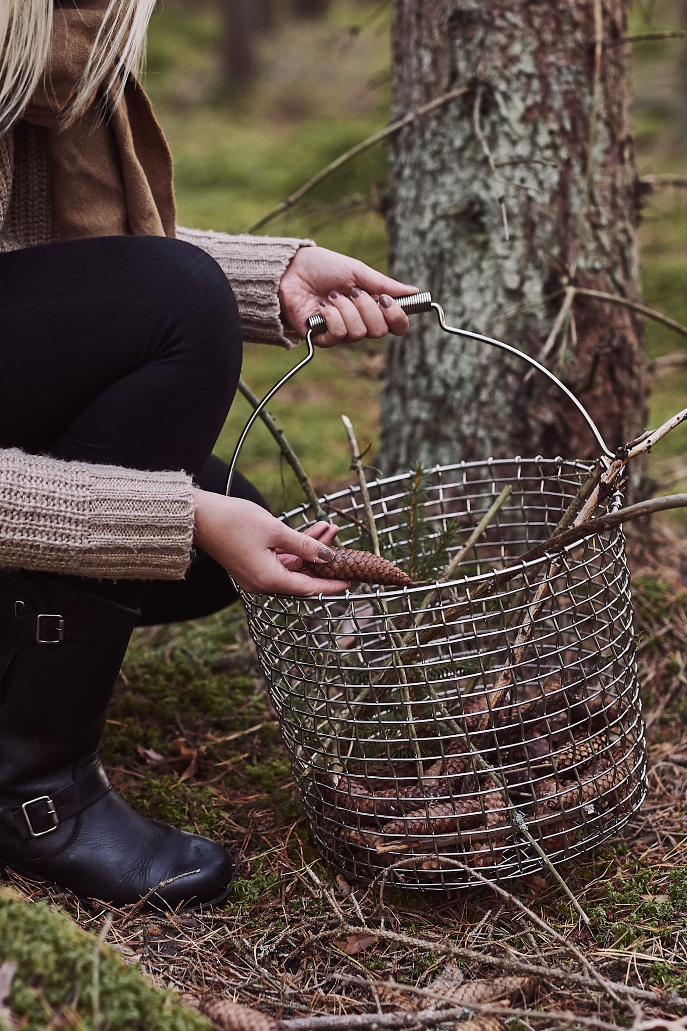 Cosas del estilo de vida escandinavo para probar este invierno: recolectar setas en el bosque con una cesta de metal Korbo.