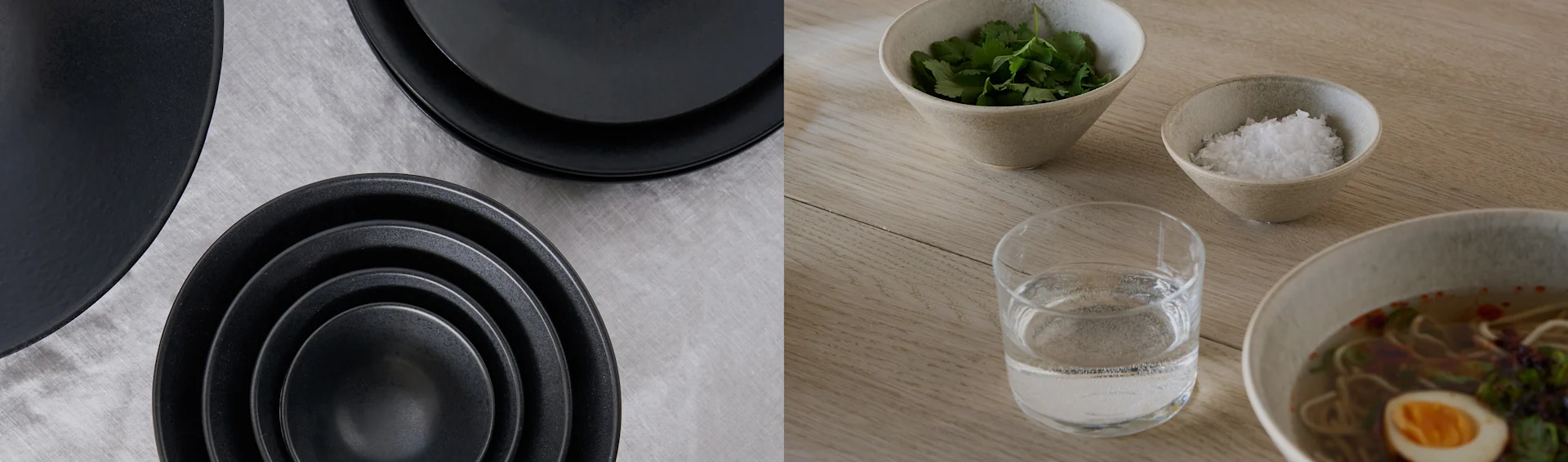 Platos y cuencos negros sobre tela gris; cuenco de ramen con huevo, cilantro, sal y agua sobre una mesa de madera.