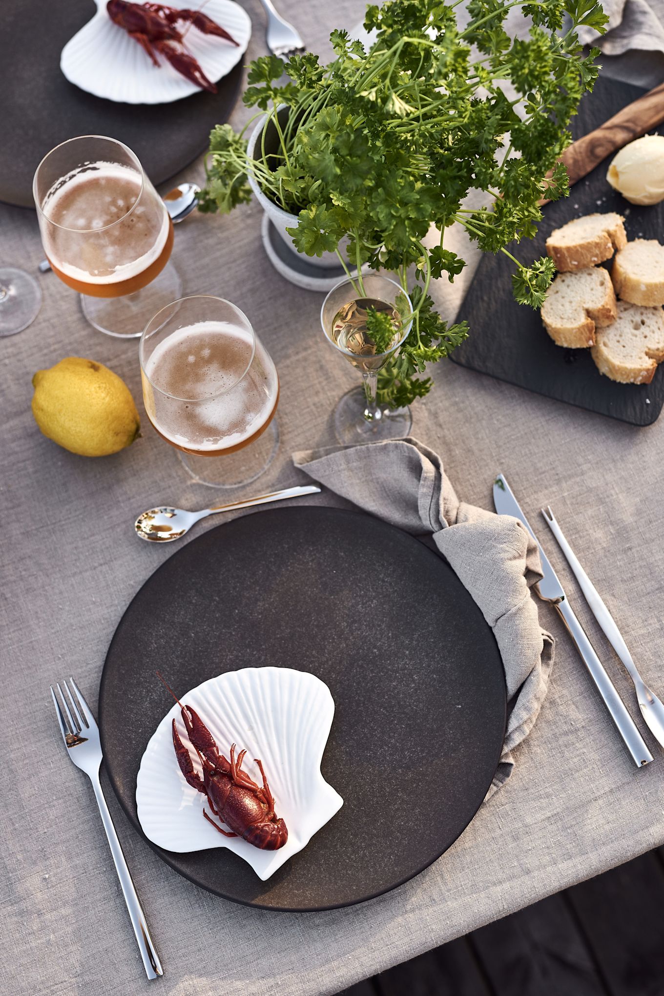 Organiza una fiesta sueca del cangrejo y utiliza detalles del mar para poner la mesa como este plato de conchas para Byon, ¿qué podría ser más perfecto para una fiesta de mariscos?