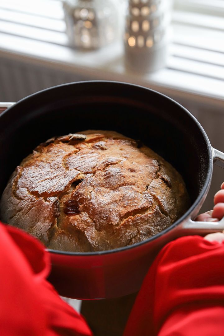 Los consejos de Baka med Frida sobre recetas navideñas sencillas incluyen un pan de olla, que se puede hacer fácilmente en una olla Staub para obtener un acabado crujiente. Foto: Frida Skattberg.