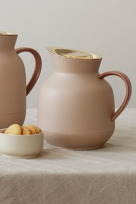 Un buen regalo para el baby shower también puede ser un regalo para la madre. Las madres primerizas deberían beber mucho, especialmente té: regala el termo Amphora en color melocotón suave de Stelton.