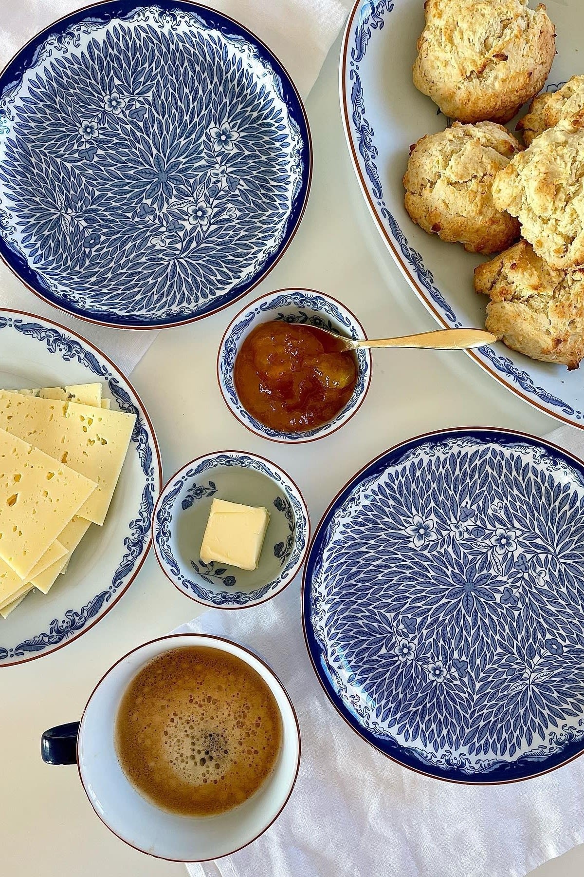 San Valentín en casa: sirve un acogedor desayuno a tu pareja, con panecillos caseros, café y mermelada, servidos en la vajilla Ostindia de Rörstrand como @12delar.