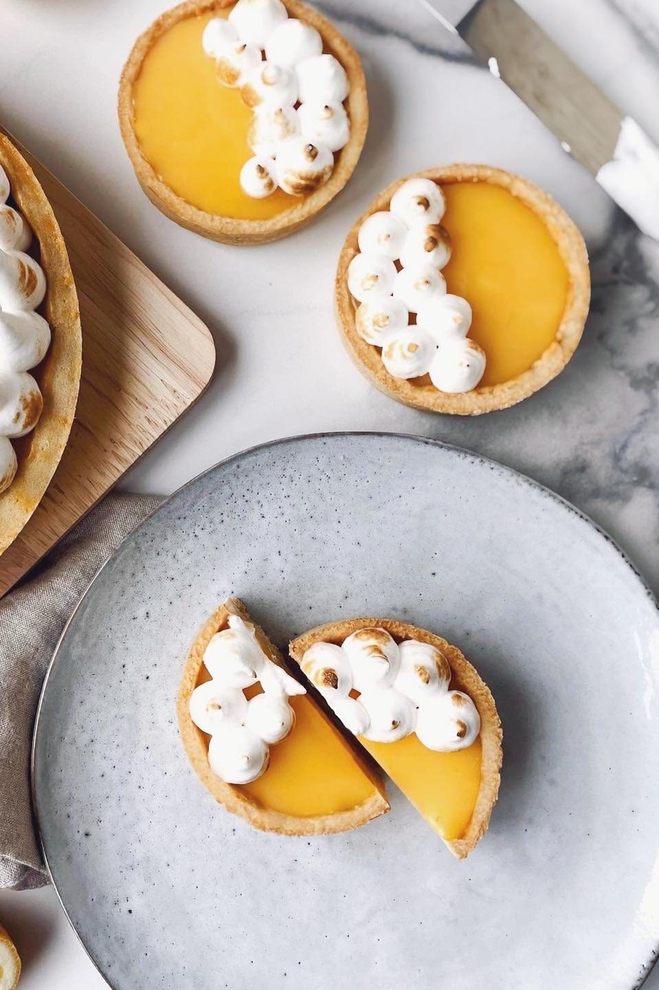 San Valentín en casa: hornea un bizcocho de limón como postre de San Valentín y sírvelo en un plato de la colección Rustic de House Doctor, que vemos en la fotografía de @amandaaelizaeats.