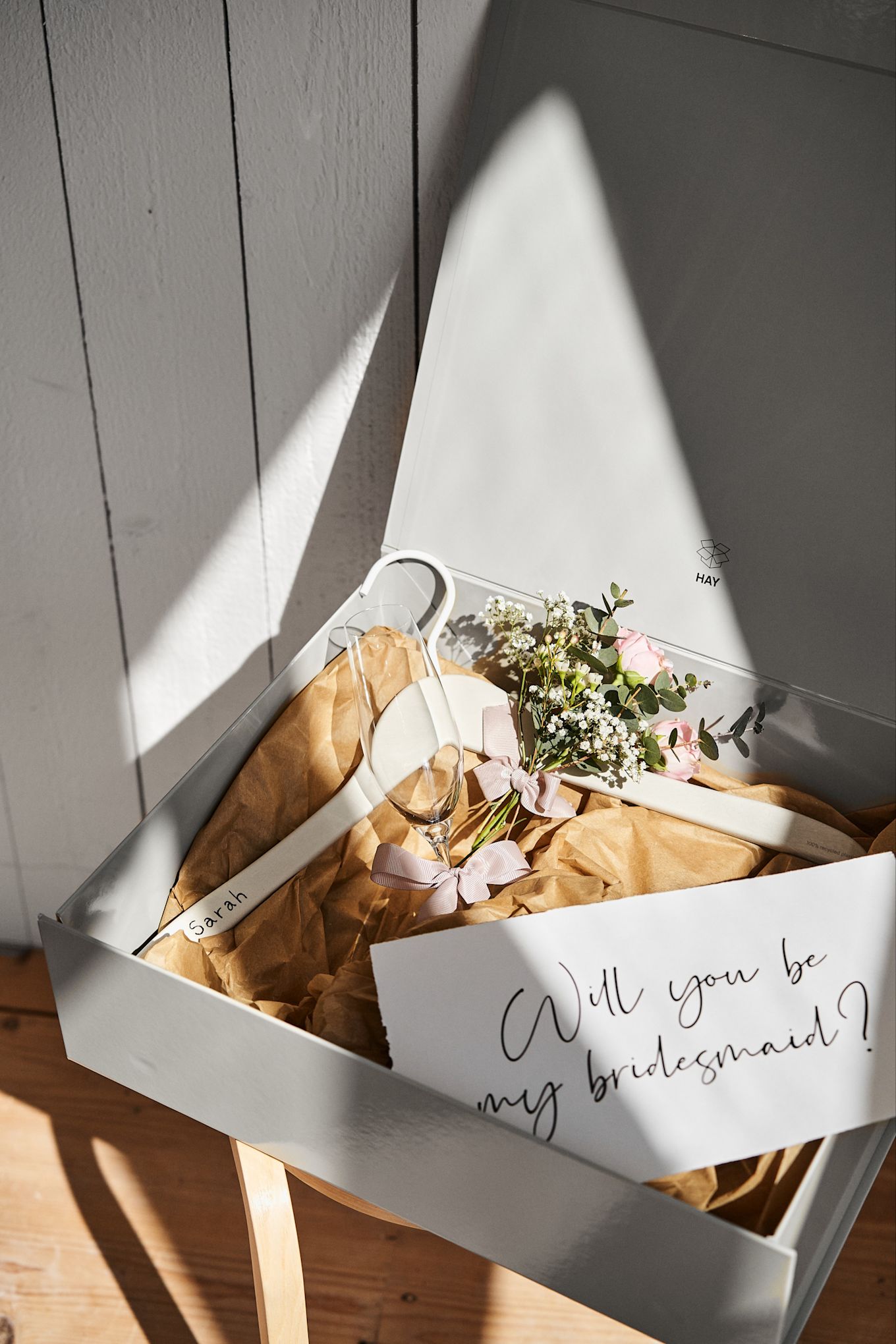 Inspírate con estas ideas únicas para bodas, como una propuesta personalizada para la dama de
honor en una caja de almacenaje gris de HAY con una percha personalizada para el vestido y una
copa de champán para ayudarte a celebrarlo.