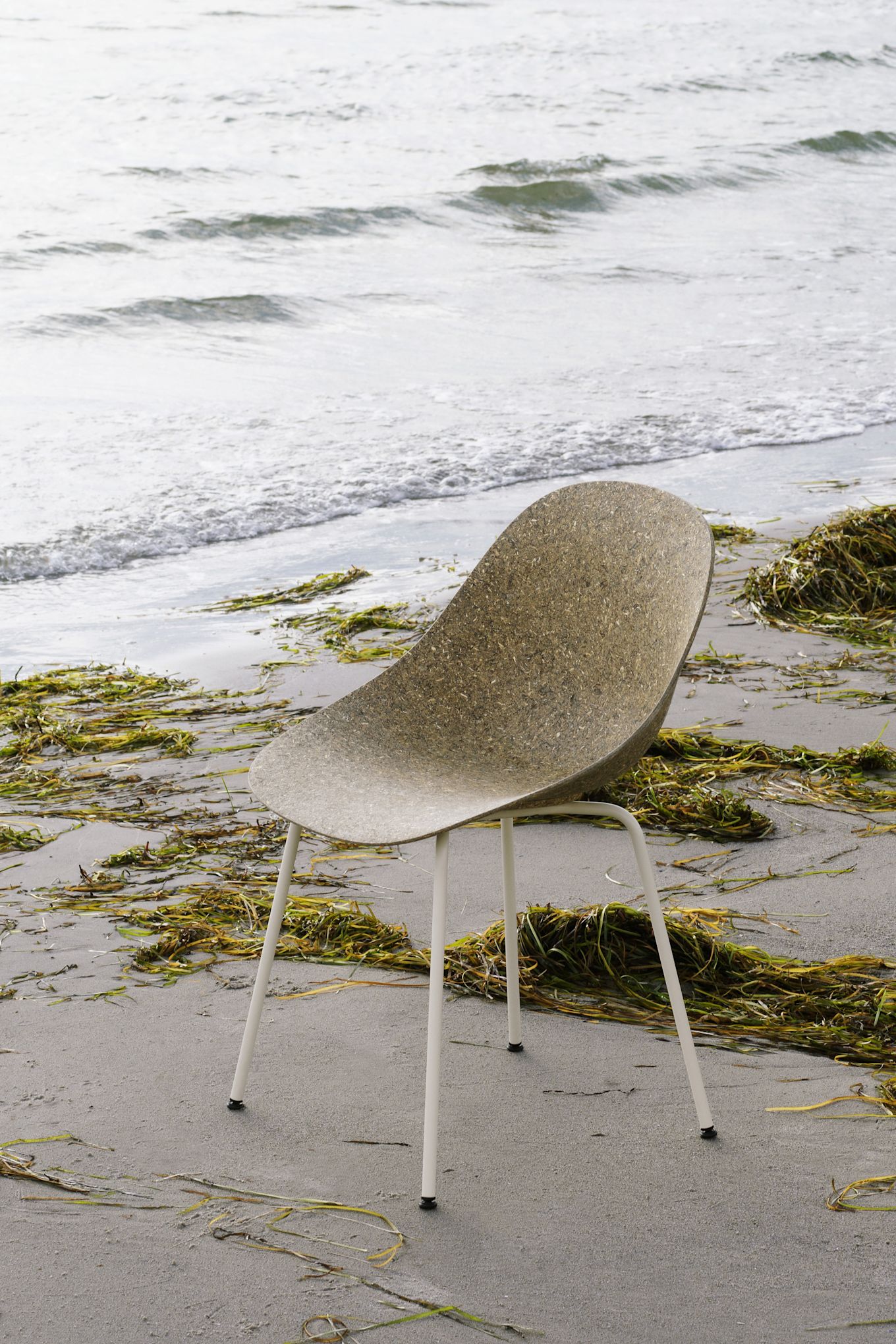 El diseño reciclable sigue siendo una tendencia entre las tendencias escandinavas de interiorismo en 2025, aquí con la silla Mat de Normann Copenhagen, donde el asiento está hecho de cáñamo y hierba marina.