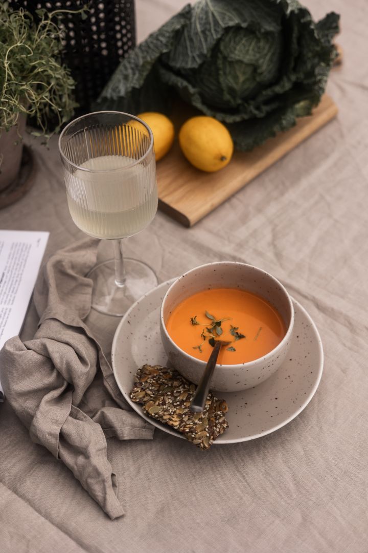 En nuestra lista de tareas de otoño, te damos numerosos consejos sobre qué hacer este otoño con un toque escandinavo, como cocinar una deliciosa sopa de calabaza.