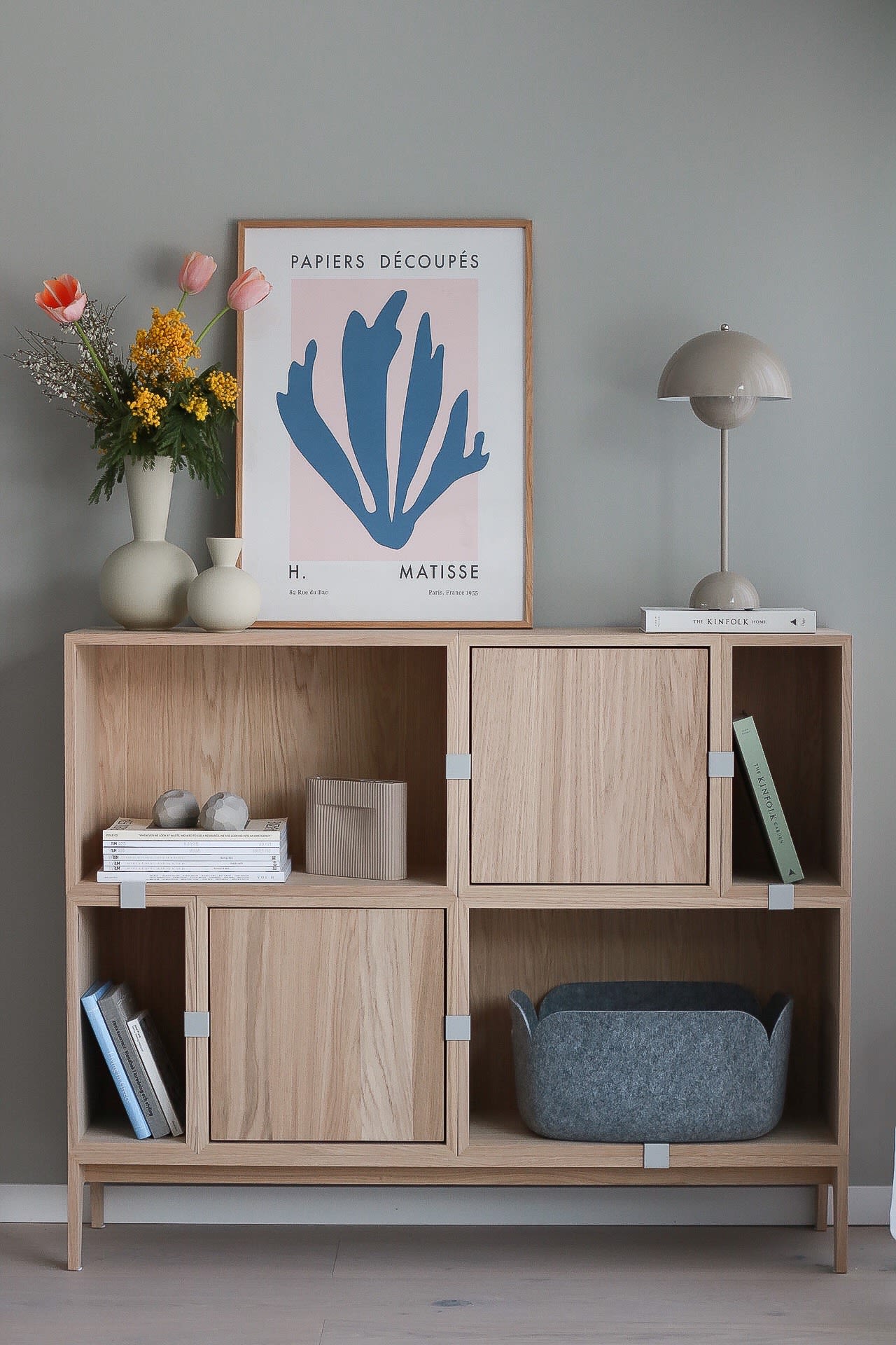 Cómo decorar un pasillo pequeño: inspiración de @picsbyellen donde el sistema de estanterías apiladas de Muuto hace que el pasillo esté más organizado y acogedor.