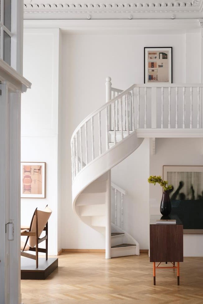 Aquí puedes ver la elegante sala de exposiciones de la Casa de Finn Juhl, de un blanco nítido, con su escalera de caracol. La Casa de Finn Juhl es una visita obligada para cualquier amante del diseño que visite Copenhague. 