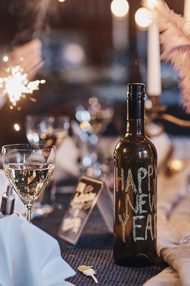 Ideas para tu fiesta de Nochevieja: decora tus botellas con letras brillantes, ¡es rápido pero tiene un gran efecto!