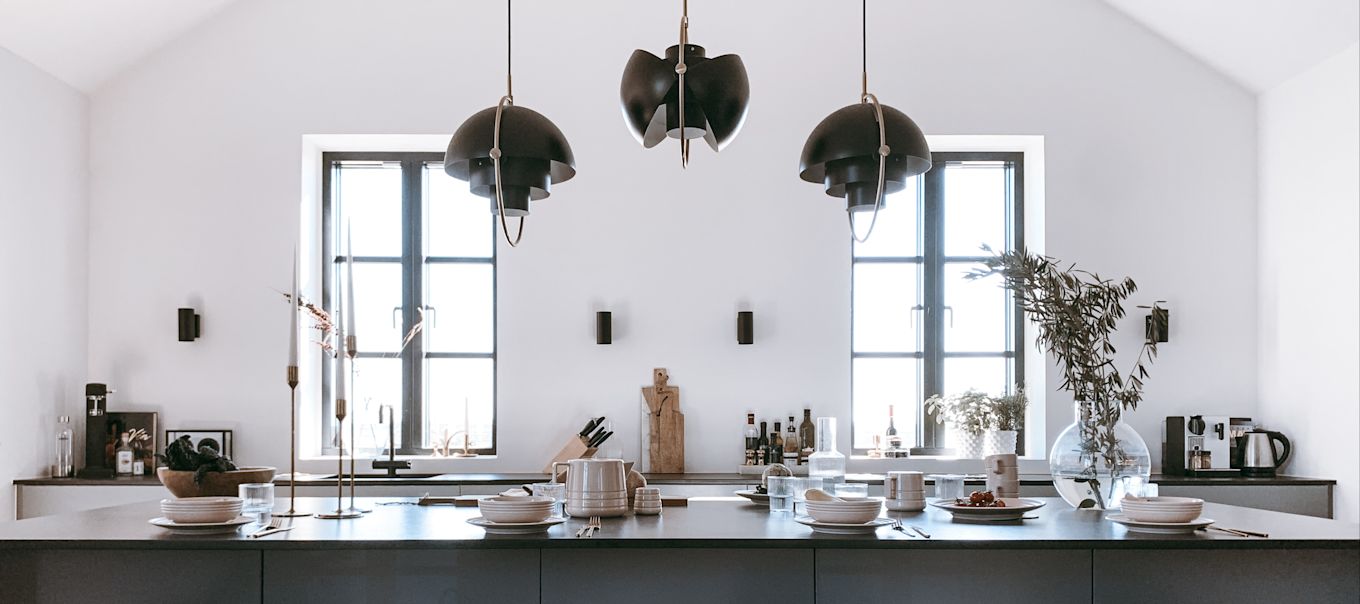 Encuentra la lámpara de cocina ideal: aquí puedes ver el modelo Multi-Lite de GUBI en la cocina de @arkihem.