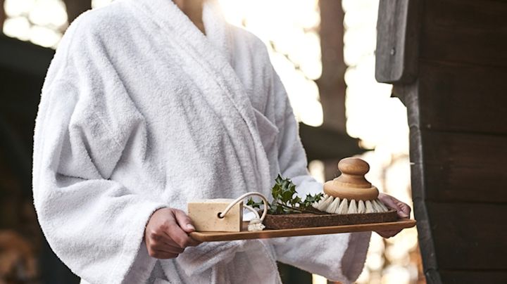 Para disfrutar de un momento de relajación, lleva a la sauna una bandeja con accesorios para la habitación, como jabón y un cepillo.