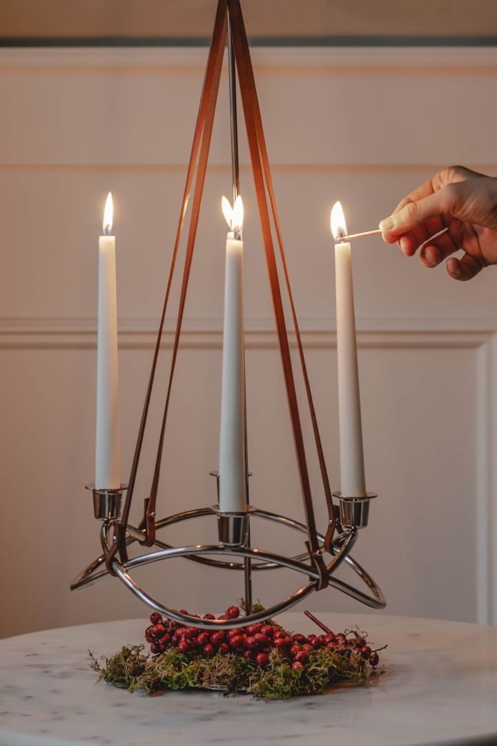 Inspírate con bonitos candelabros de adviento para la Navidad: aquí ves el elegante y festivo candelabro de adviento Season en plata de Georg Jensen, junto con una extensión correspondiente. Foto: @hannesmauritzson