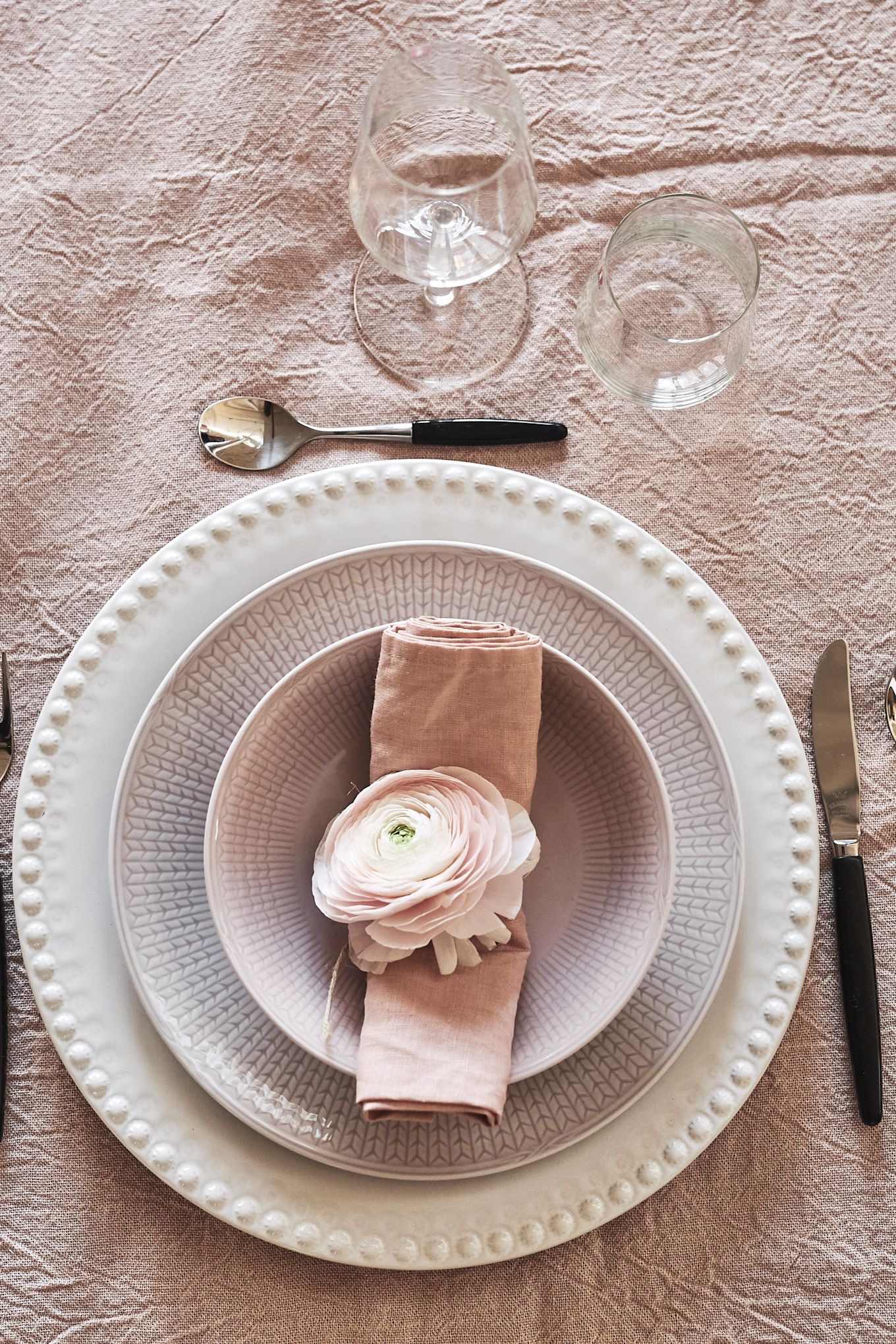 La vajilla rosa es perfecta para una comida romántica en casa, como la porcelana rosa de la colección Swedish Grace de Rörstrand, decorada aquí con una flor.