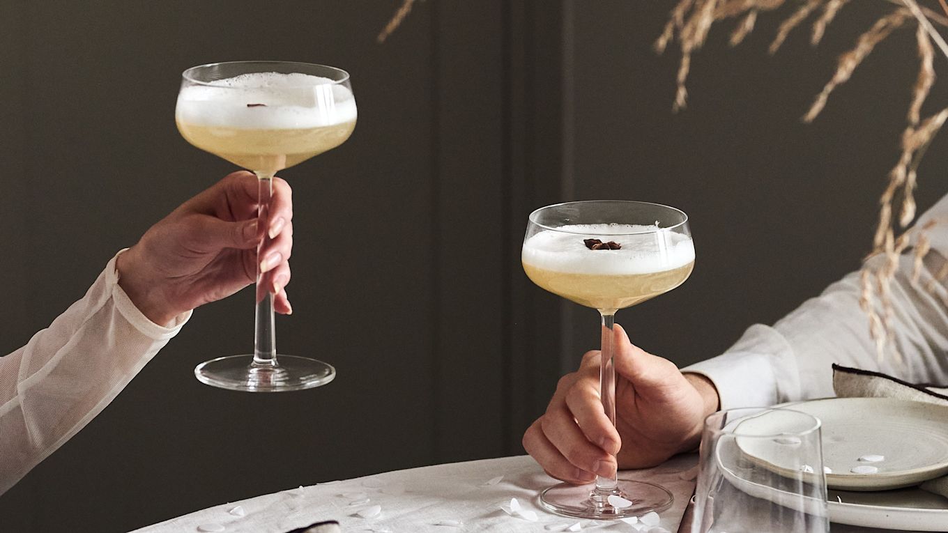 5 recetas de cócteles festivos para año nuevo - dos bebidas de flor de saúco en copa de cóctel Iittala Essence.