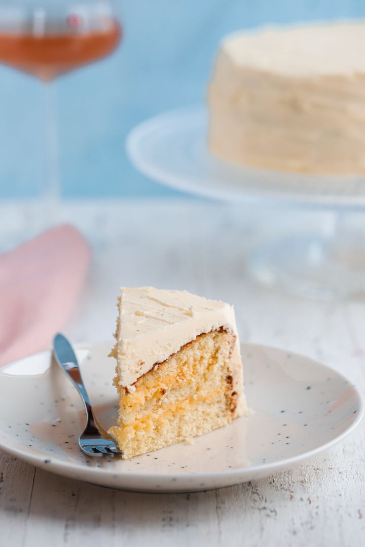 Baka med Frida para el Año Nuevo: 3 postres festivos de chocolate. Aquí vemos un bonito
trozo de tarta en el plato Freckle en blanco de Scandi Living.