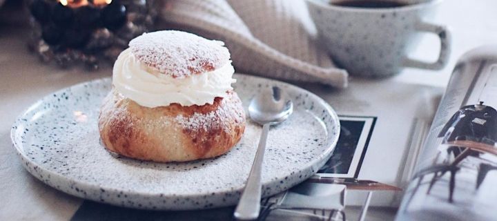 Los pasteles suecos populares incluyen los semlor, unos panecillos de levadura rellenos de mazapán y crema, que puedes ver aquí en un plato Poppi de Olsson & Jensen en la casa de la influencer sueca @picsbyellen