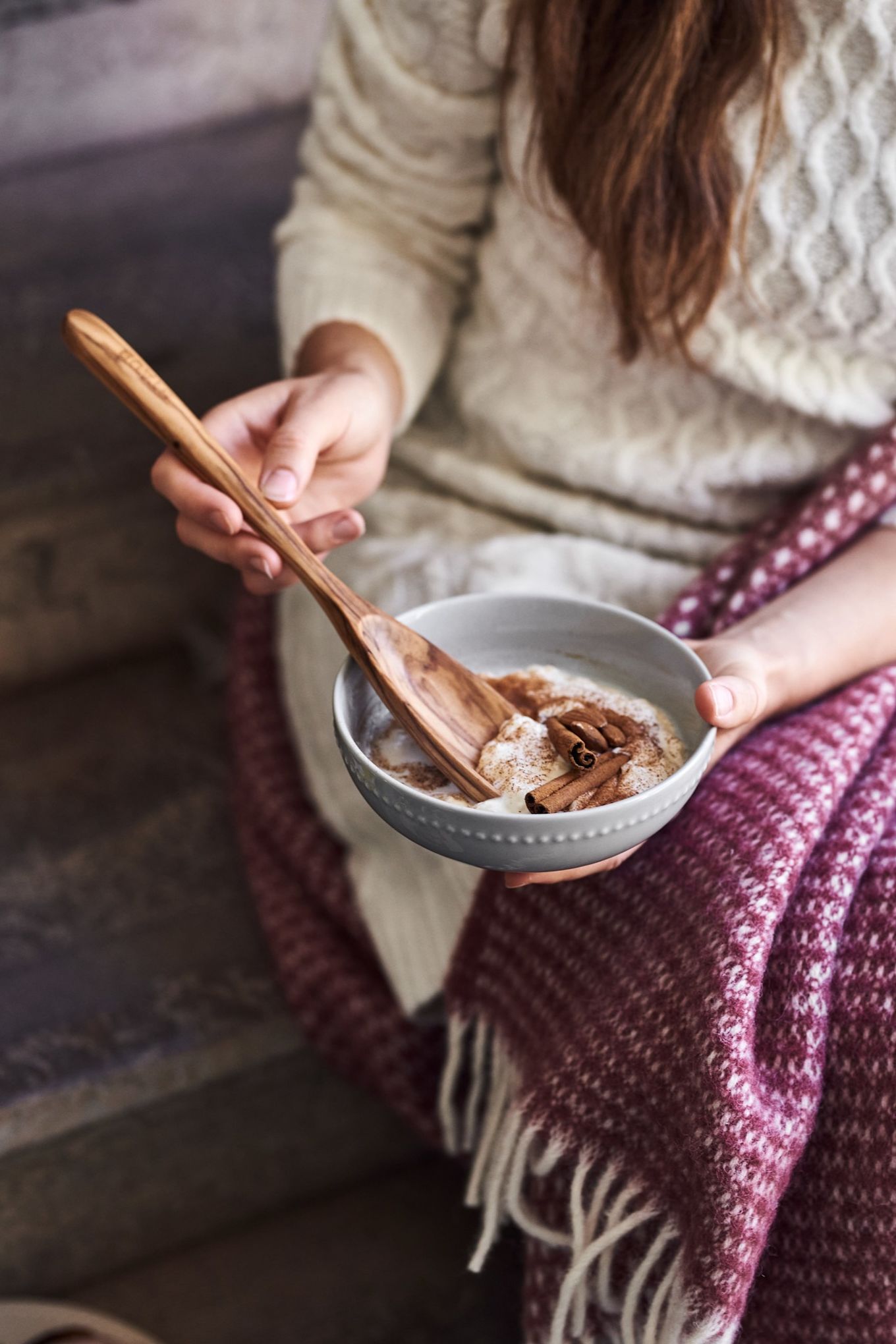 Cosas del estilo de vida escandinavo que puedes probar este invierno: un bol de tomtegröt en un bol de puntos de Scandi Living.