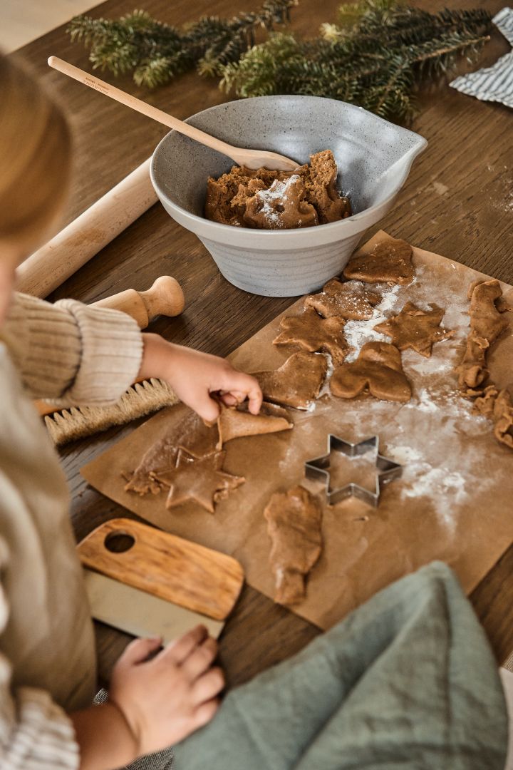 Ideas del estilo de vida escandinavo para probar este invierno – una niña prepara pepparkakor.