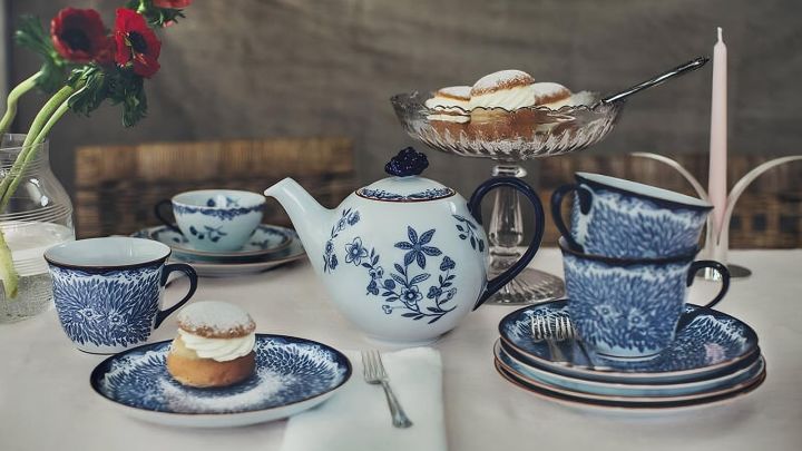 El semla también es uno de los pasteles favoritos en Suecia. Aquí puedes ver uno en la típica vajilla de café de la colección Ostindia de Rörstrand.