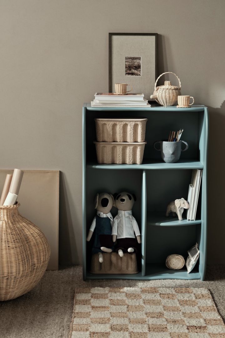 Una librería pequeña con capacidad para mucho, la librería storm Slope en color azul de Ferm Living tiene cuatro compartimentos de diferentes tamaños, lo que la convierte en lo último tanto para libros como para cajas y juguetes.