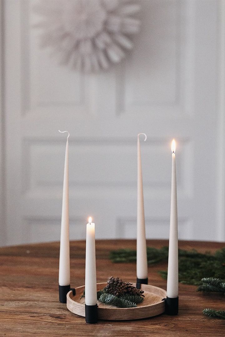 El candelabro de Adviento Luna con velas de Ester & Erik es una decoración navideña preciosa y encaja a la perfección en la época previa a la Navidad.