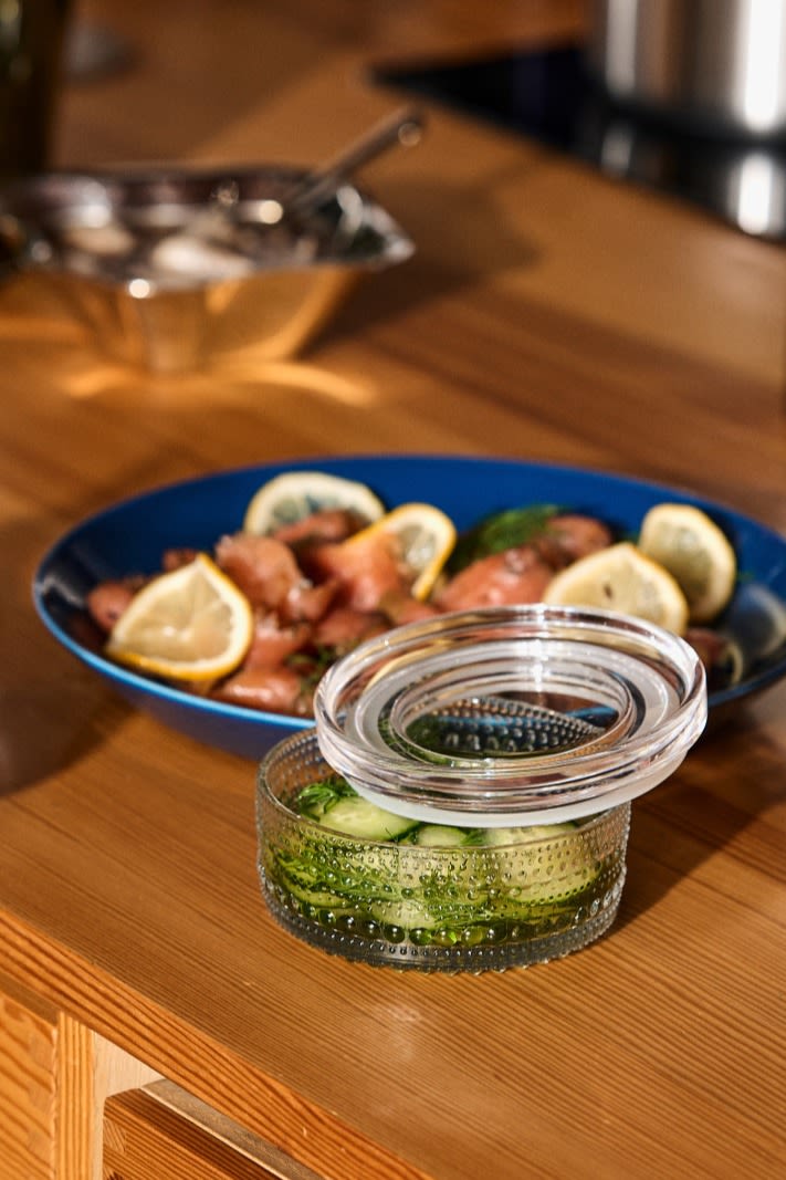 Pepino en escabeche servido en una cena de Navidad en un tazón de Iittala.