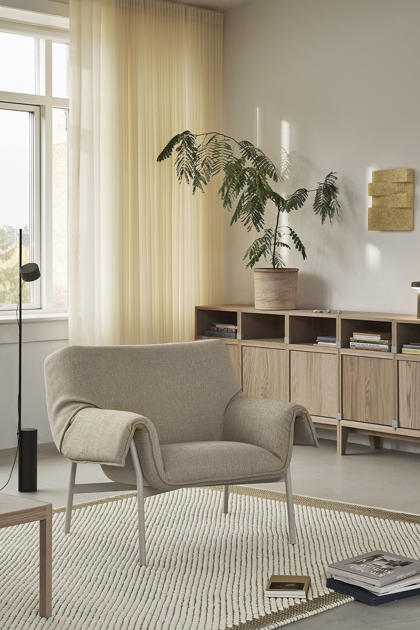 El greige está volviendo a las tendencias de color de interiores para 2025, aquí puedes ver el sillón Wrap de Muuto en un tono gris-beige.