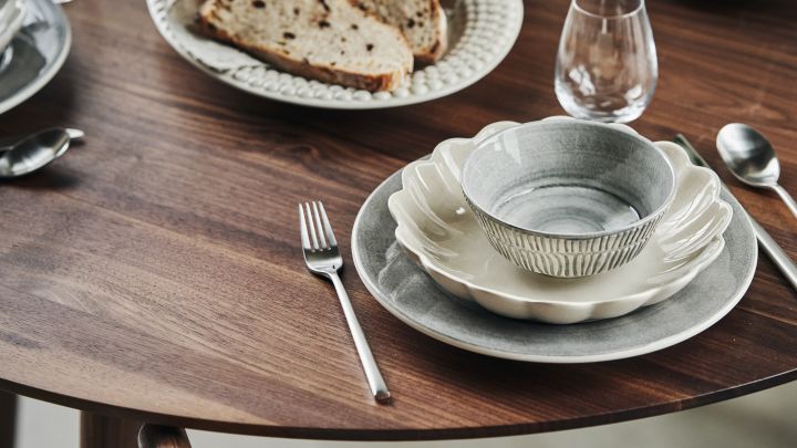 Inspiración para vestir la mesa en Nordic Nest, tanto para las celebraciones como para la vida cotidiana. En la foto, una mesa con la vajilla de Mateus en colores naturales con boles y platos.
