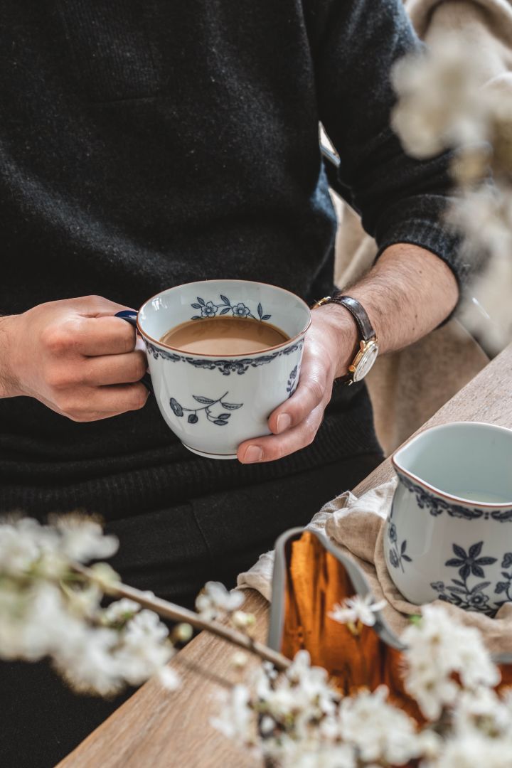 Taza de café Ostindia en azul. Perfil de Instagram Hannes Mauritzson. 