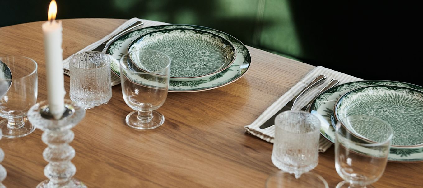 Aquí puedes ver los bonitos platos Ostindia en verde en una decoración de mesa al estilo de un restaurante.